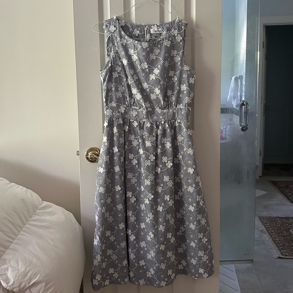 CALVIN KLEIN FLORAL EMBROIDERED GREY AND WHITE DRESS - Picture 6 of 6